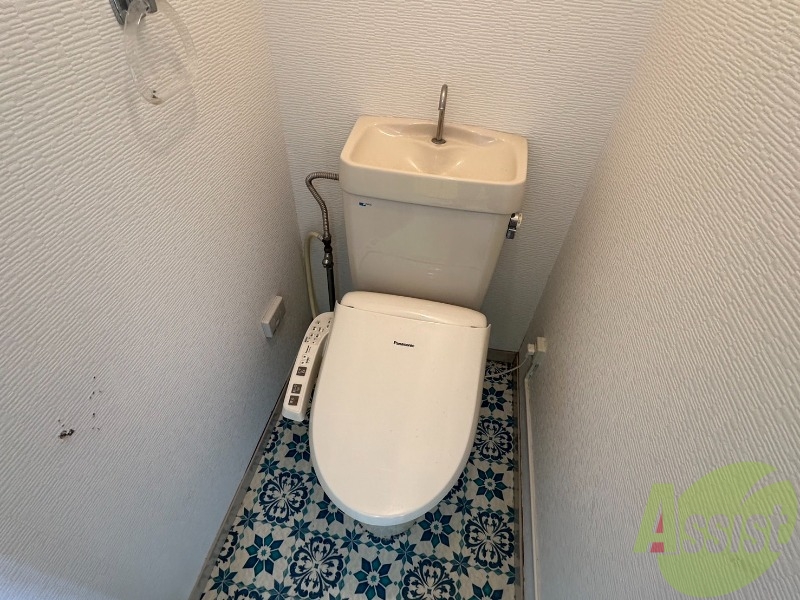 トイレ　シンプルですが温水洗浄便座が付いてるので満足です。