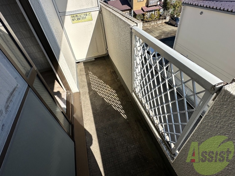 バルコニー　ベランダも小さいながら付いてます。洗濯物も外干しで気持ちいい