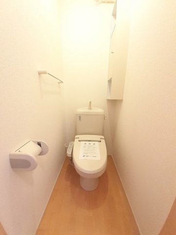 トイレ　落ち着いた色調のトイレです