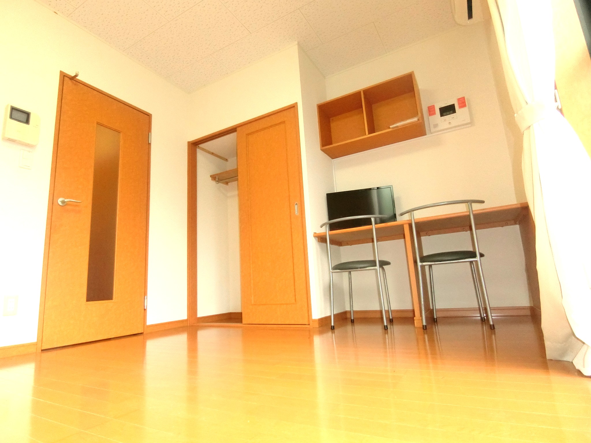 その他　テレビ・クローゼット・机とイス２脚・照明を完備です☆