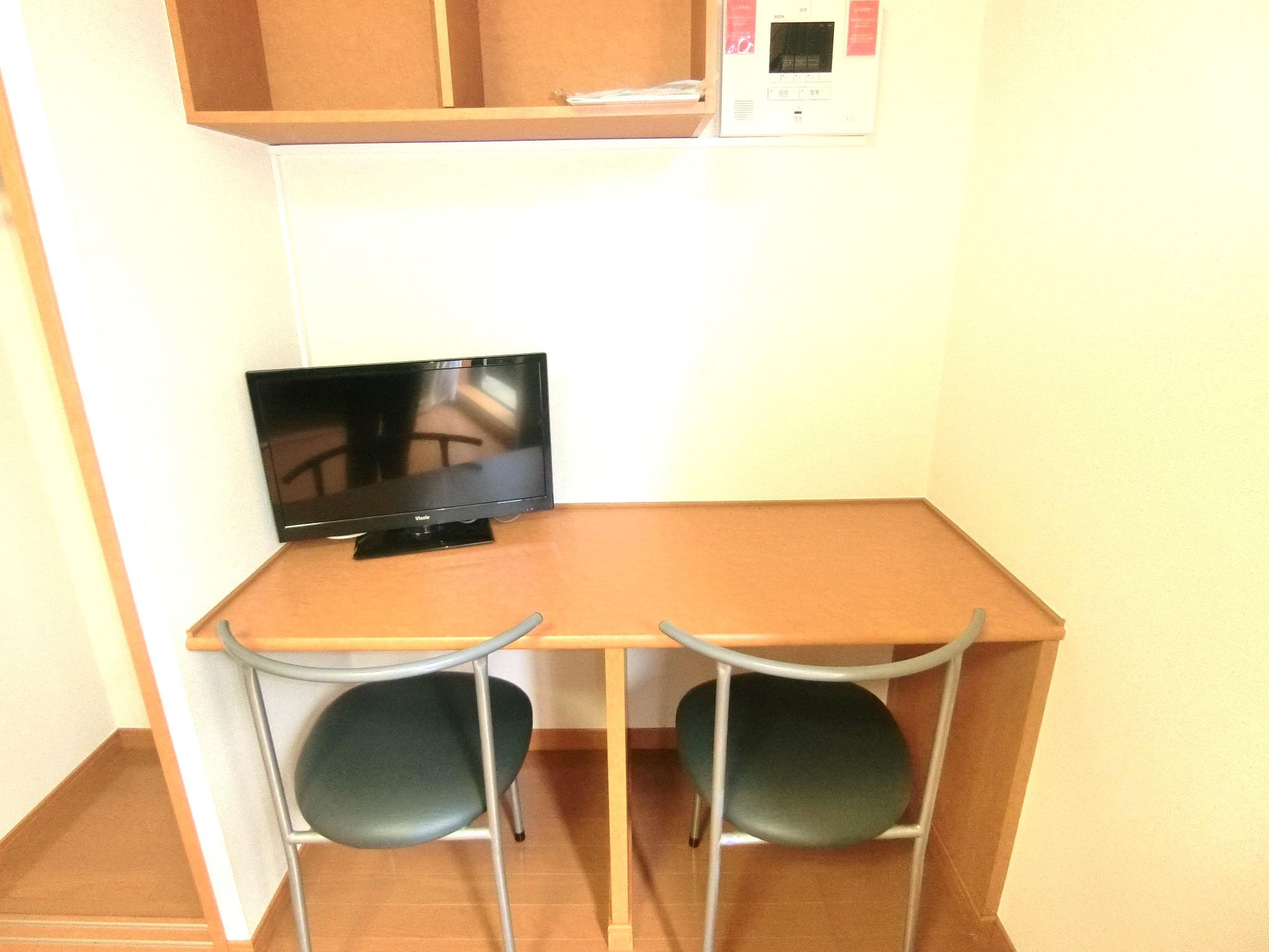 その他設備　テレビ・机とイス２脚を備え付けです☆☆