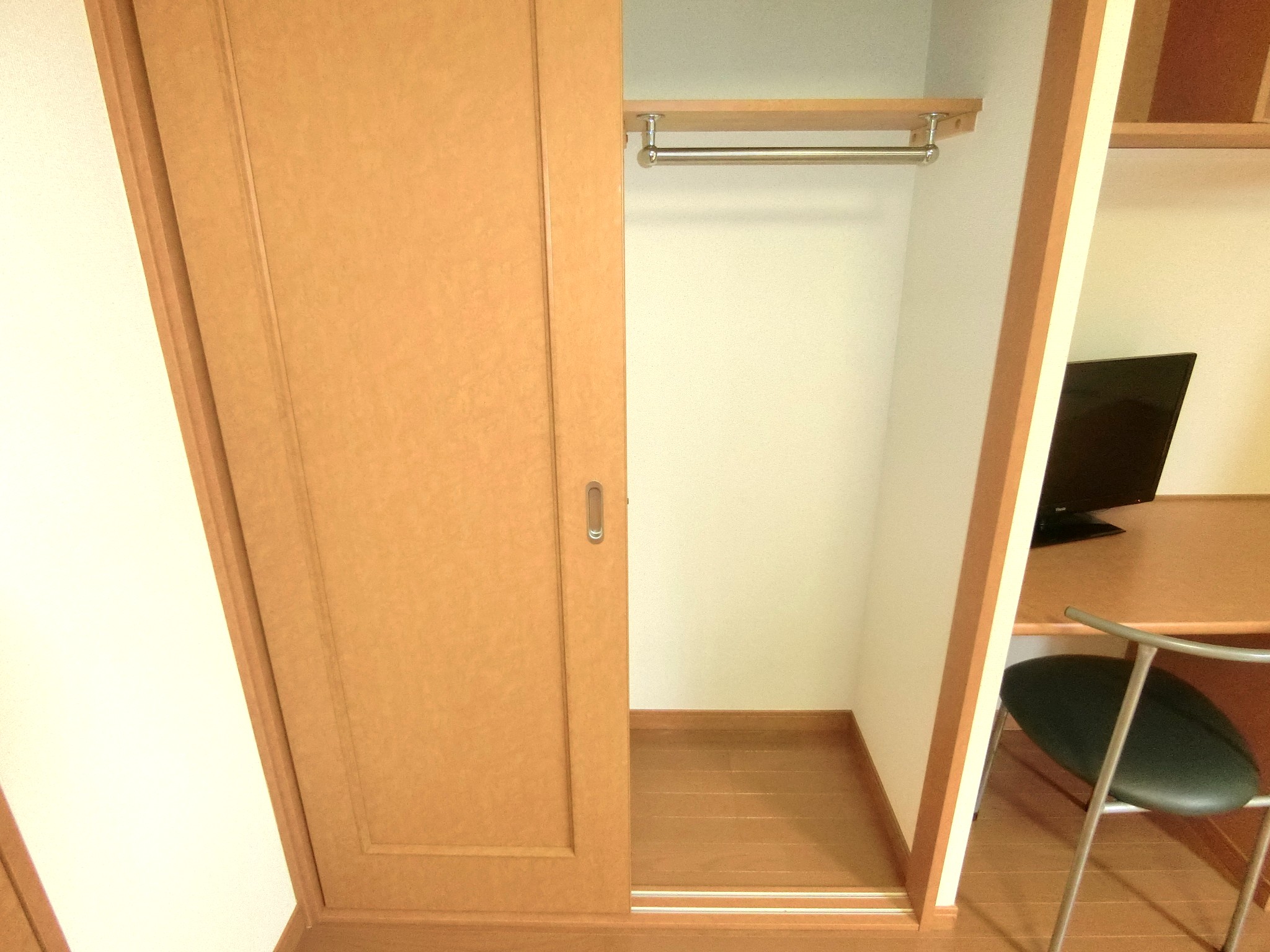 収納　両開きでハンガーパイプ付のクローゼットです☆