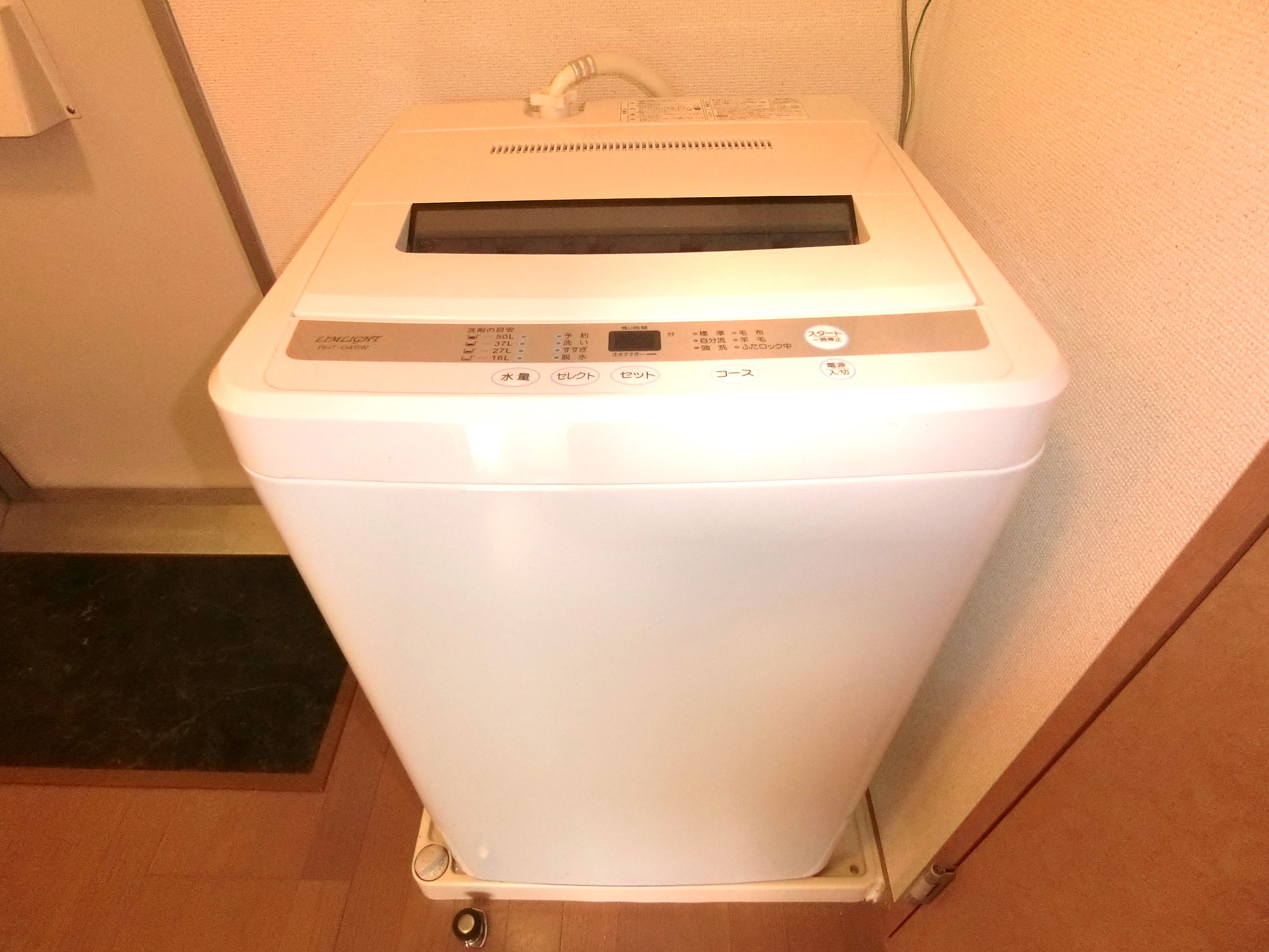 洗面設備　室内に洗濯機を備え付けです☆