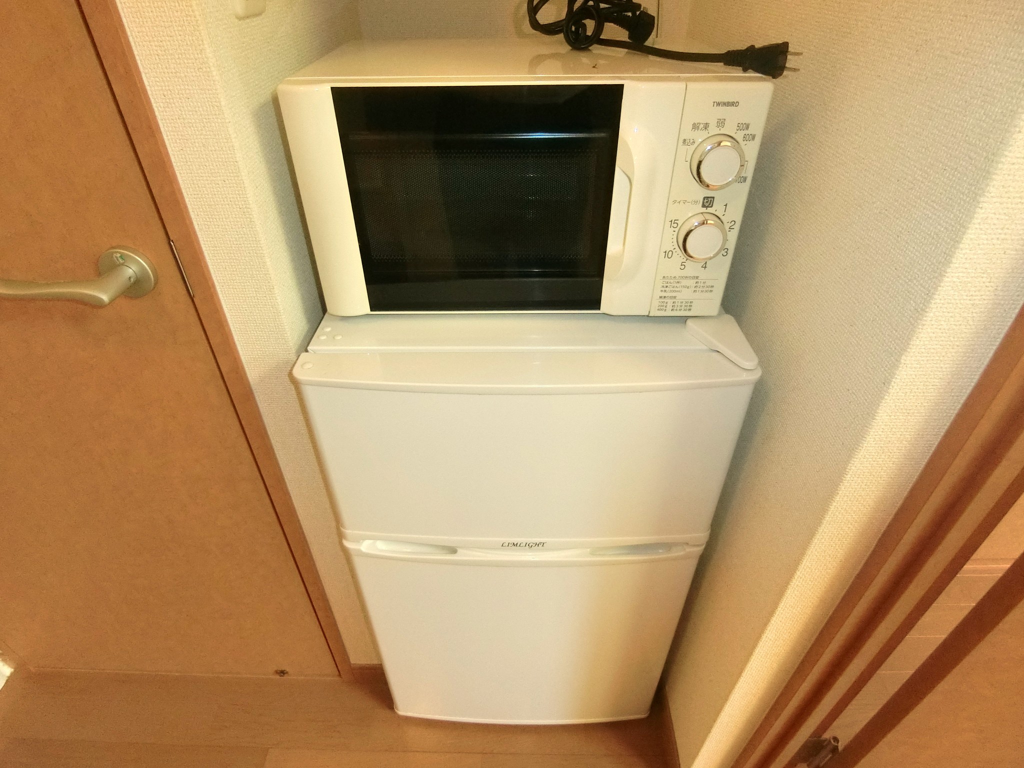 省エネ性能ラベル　キッチンに２ドア冷蔵庫・電子レンジを完備です☆