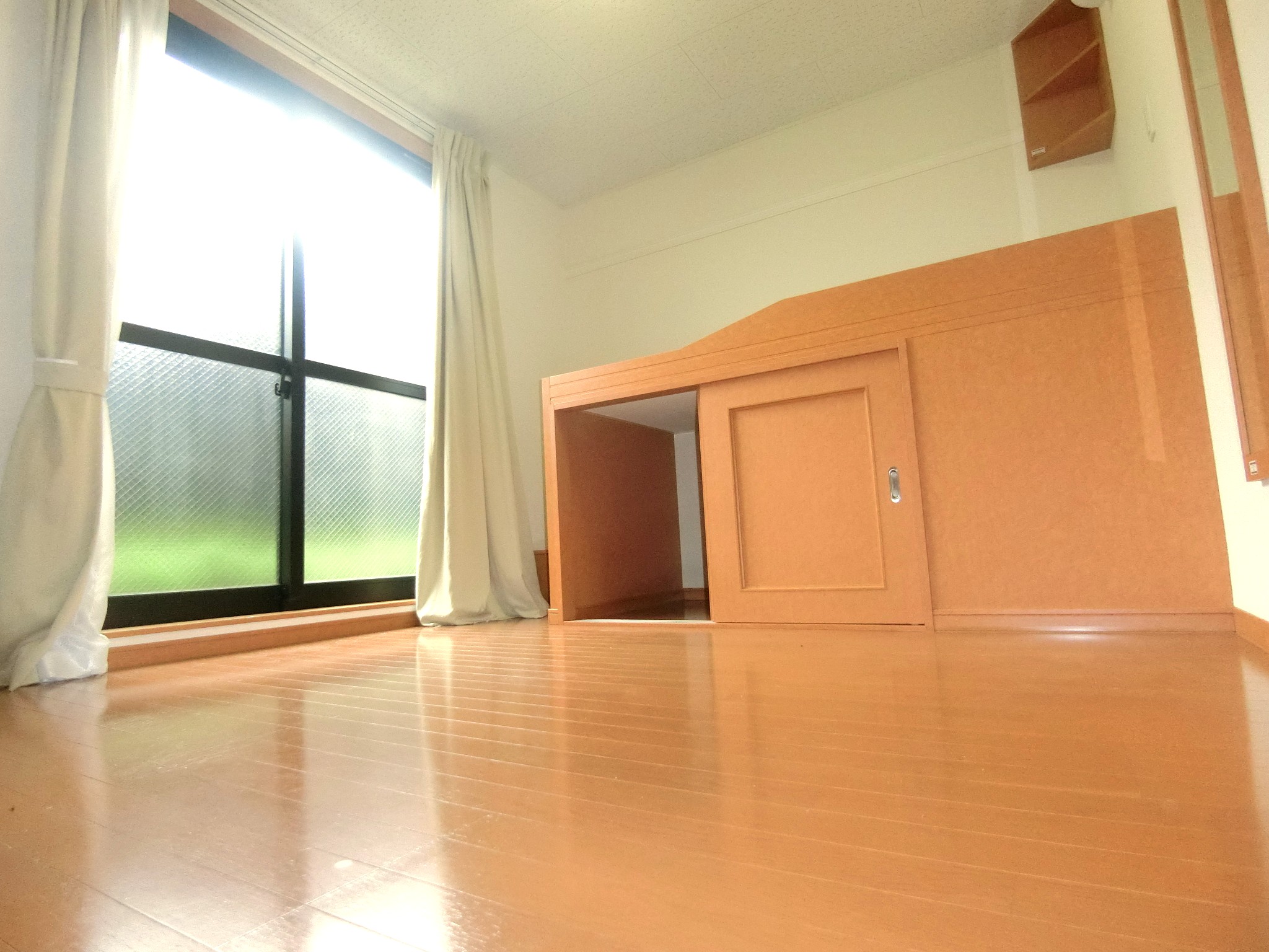 居室・リビング　ベッドスペース・エアコン・カーテン・照明を完備です☆