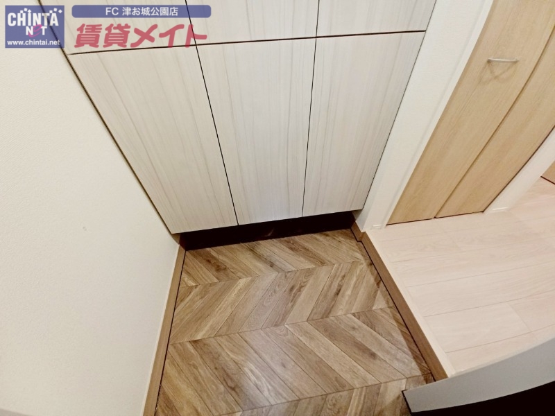 玄関　同物件別室反転写真