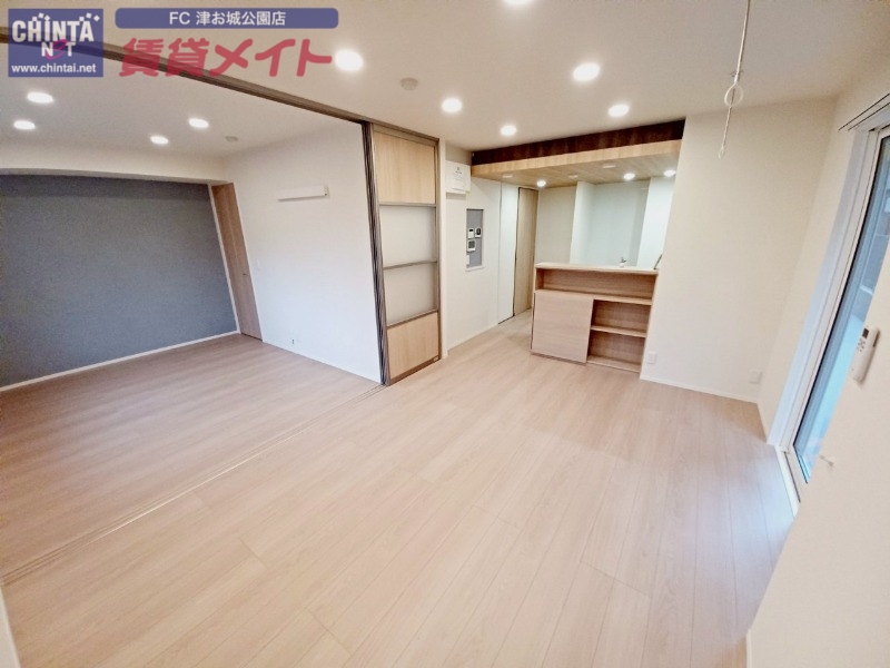 居室・リビング　同物件別室反転写真