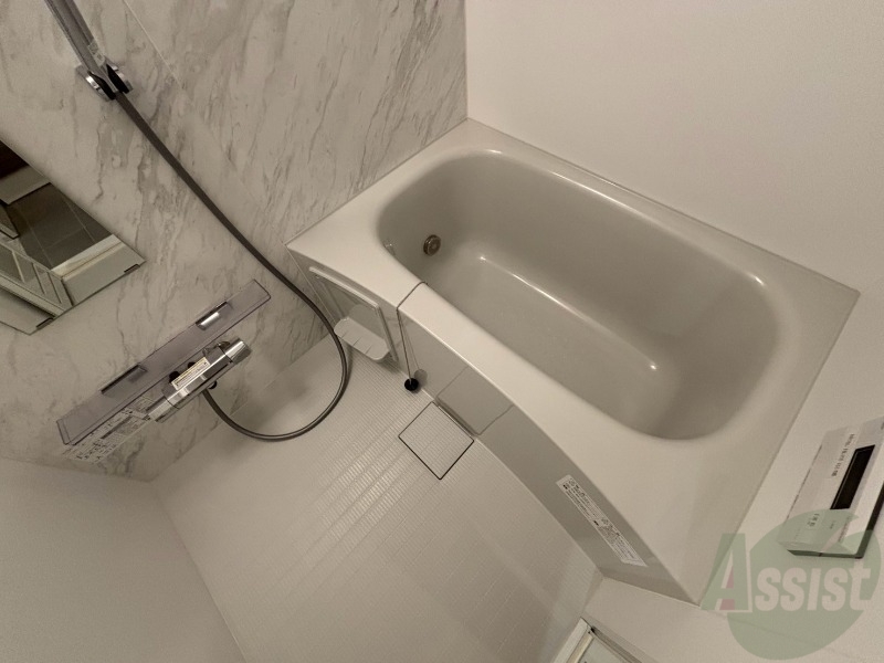 バス・シャワールーム　バスルームは狭すぎず、シャワーも浴びやすそうです。