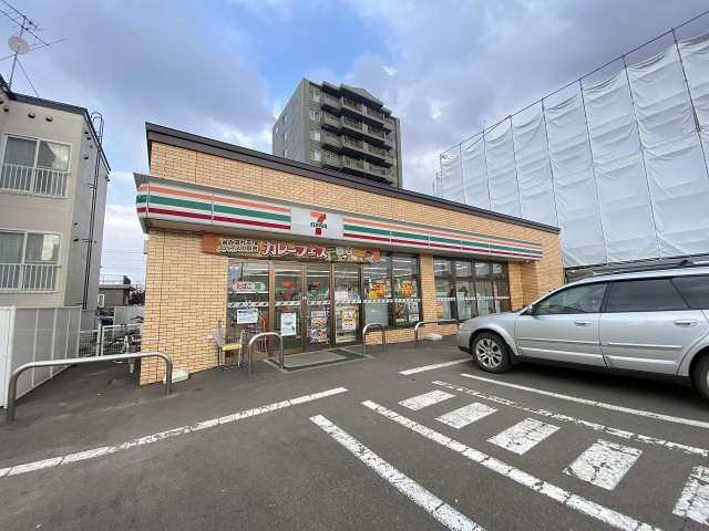 コンビニ　セブン－イレブン札幌月寒中央通４丁目店（コンビニ）まで122m