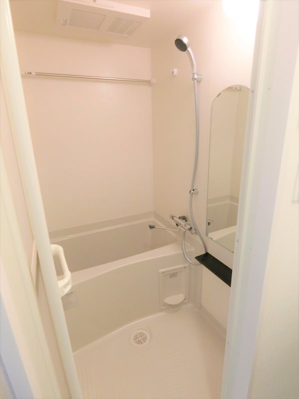 バス・シャワールーム　バストイレ別でゆとりあります。