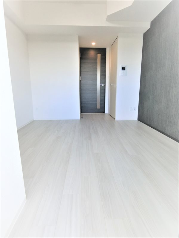 その他部屋・スペース　白のフローリング、グレー色のアクセントクロスで落ち着いた居室