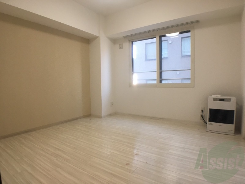 その他部屋・スペース　寝室はこちらです。光が差し込む、温かみのあるお部屋です。