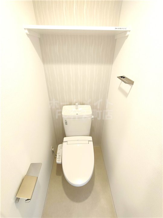 トイレ　落ち着いた色調のトイレです