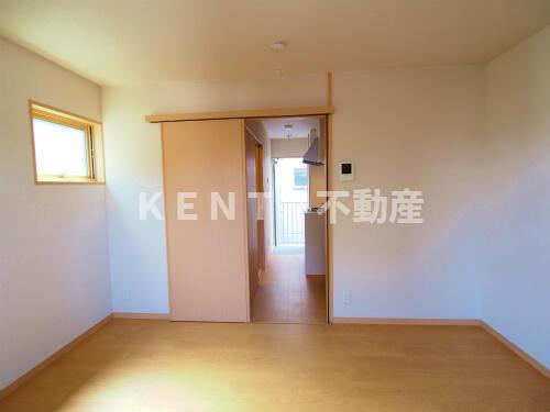 その他部屋・スペース　落ち着いた色調の寝室です