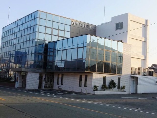 銀行　西中国信用金庫小郡支店（銀行）まで2579m