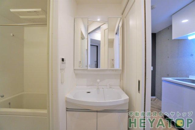 洗面設備　便利なシャワー付き洗面化粧台（同仕様写真）