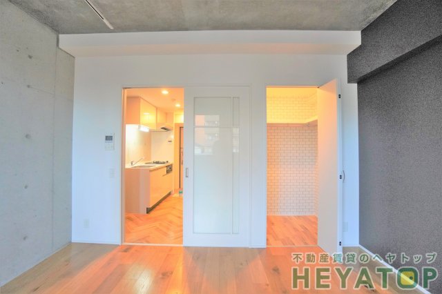 収納　収納力たっぷりのウォークインクローゼット（同仕様写真）