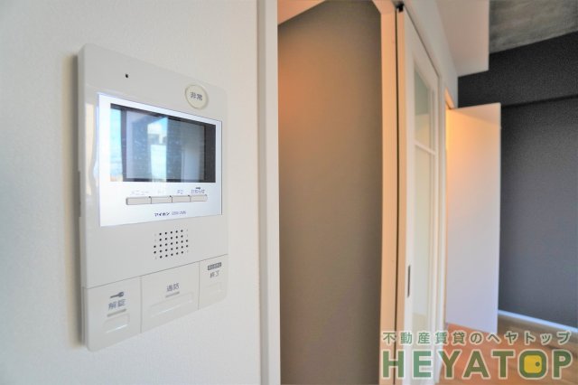 セキュリティ　モニター付きドアホンで安心確認（同仕様写真）