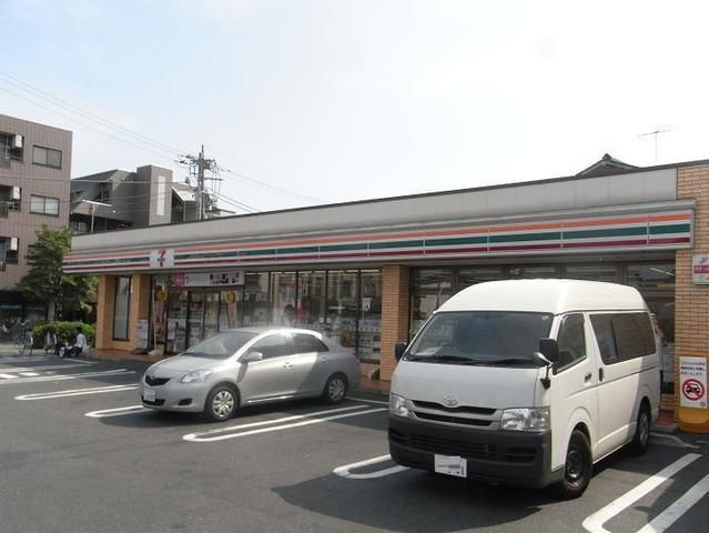 コンビニ　セブンイレブン（コンビニ）まで562m