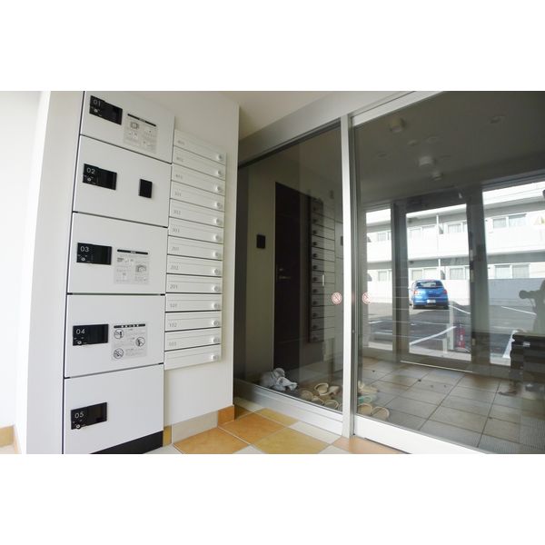 エントランス　不在時でも配達物の受け取りが可能な宅配ボックス付きです♪