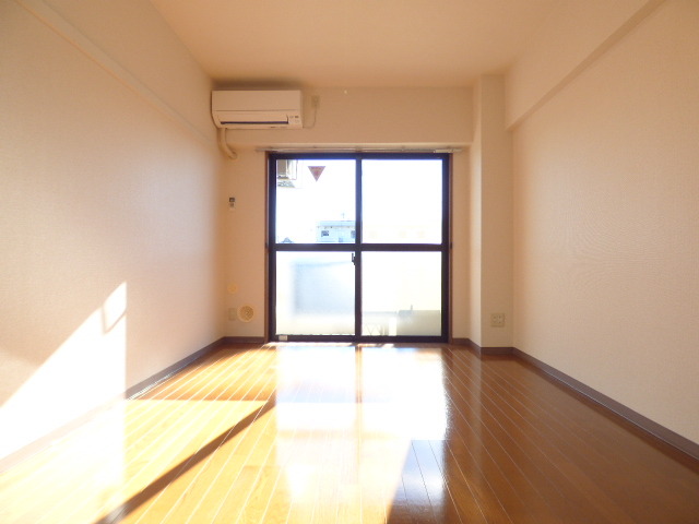 居室・リビング　★日差しのしっかりと入る室内です★