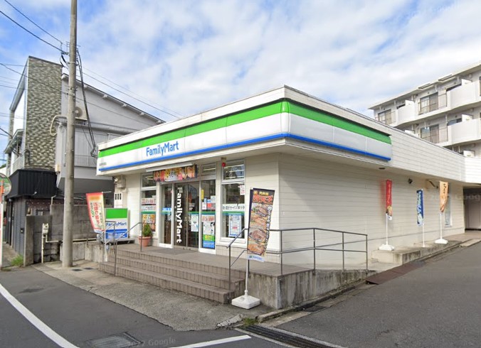 コンビニ　ファミリーマート（コンビニ）まで885m