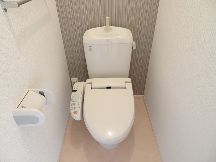 トイレ　落ち着いた色調のトイレです