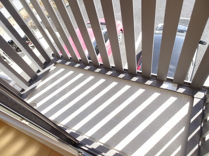 バルコニー　暖かな日差しのふりそそぐバルコニー