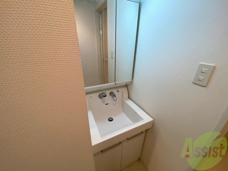 洗面設備　独立洗面台です。大きくてよいですね。シャンプーもできます。