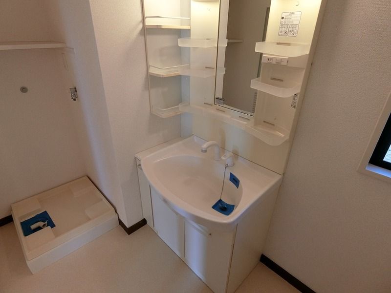 洗面設備　朝の支度にも助かる、独立の洗髪洗面化粧台