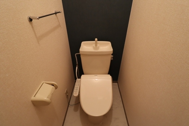 トイレ　１０２　温水洗浄暖房便座