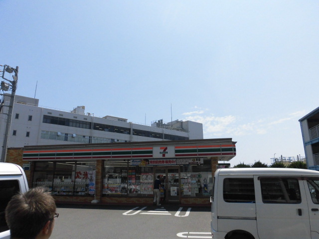 コンビニ　セブンイレブン（コンビニ）まで708m