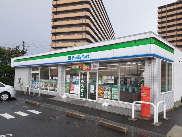 コンビニ　ファミリーマート様（コンビニ）まで694m