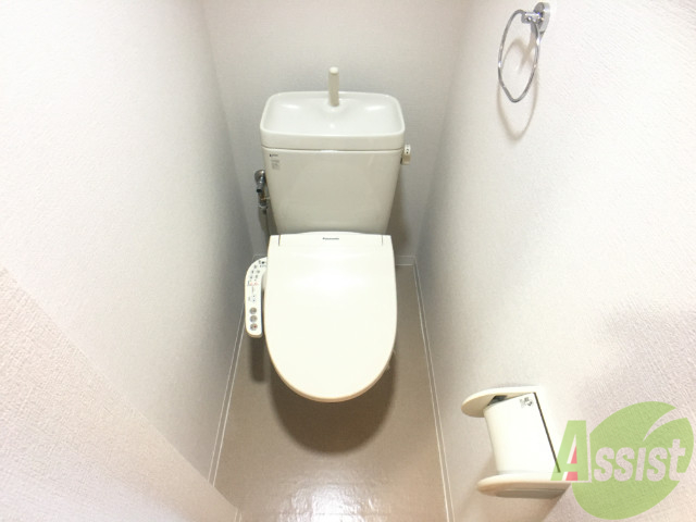 トイレ　ウォシュレット機能がついたトイレです。安心して使用できますね