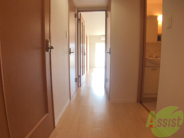 玄関　玄関の様子です。広い洋室にすぐ繋がっています。