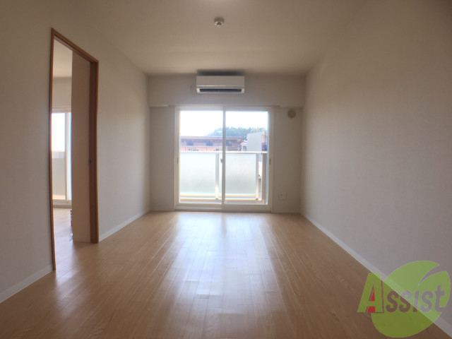 居室・リビング　陽当たり良好で、明るい感じのお部屋になっています。