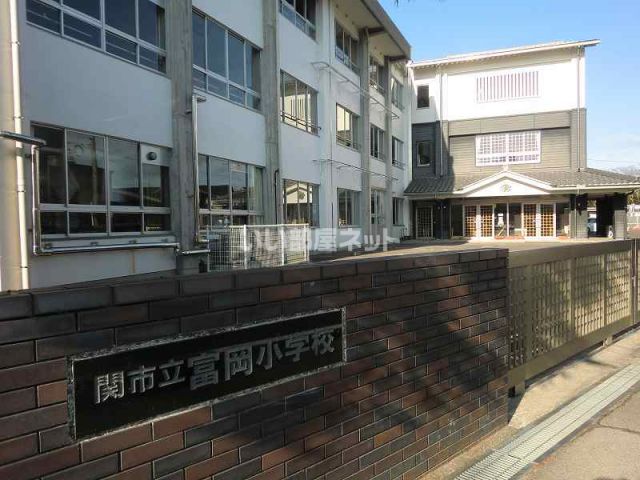小学校　富岡小学校（小学校）まで370m
