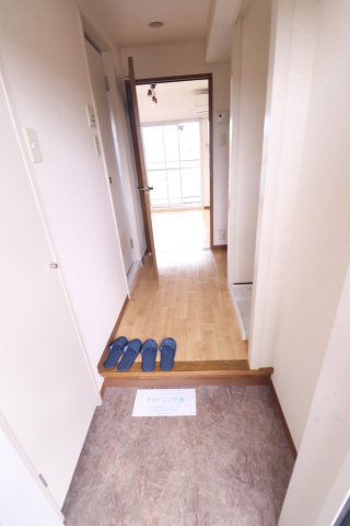 玄関　※別号室の参考写真です