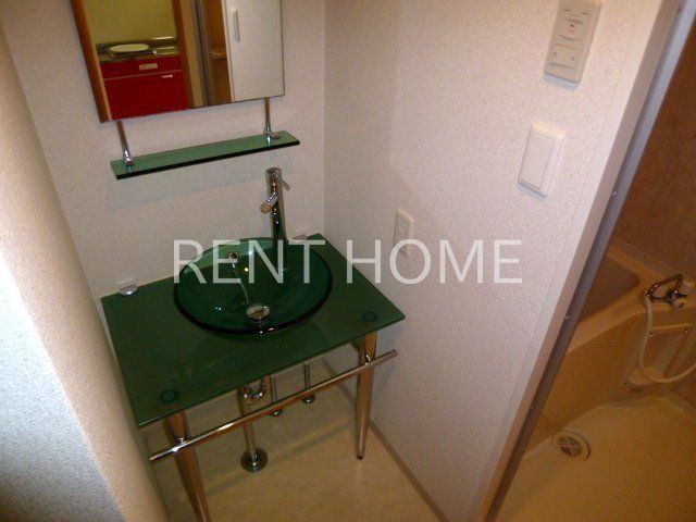 洗面設備　デザイン洗面化粧台です。