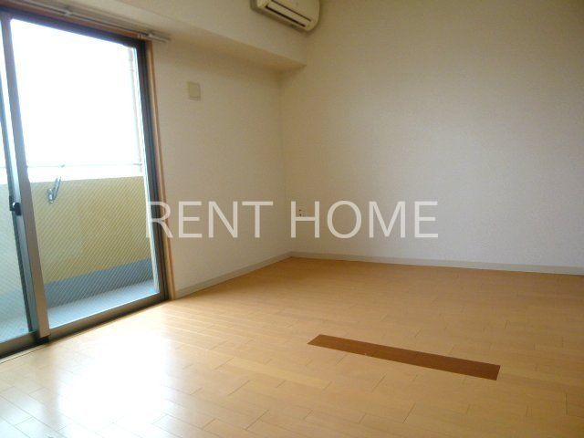 居室・リビング　洋室7.3帖と広めです。