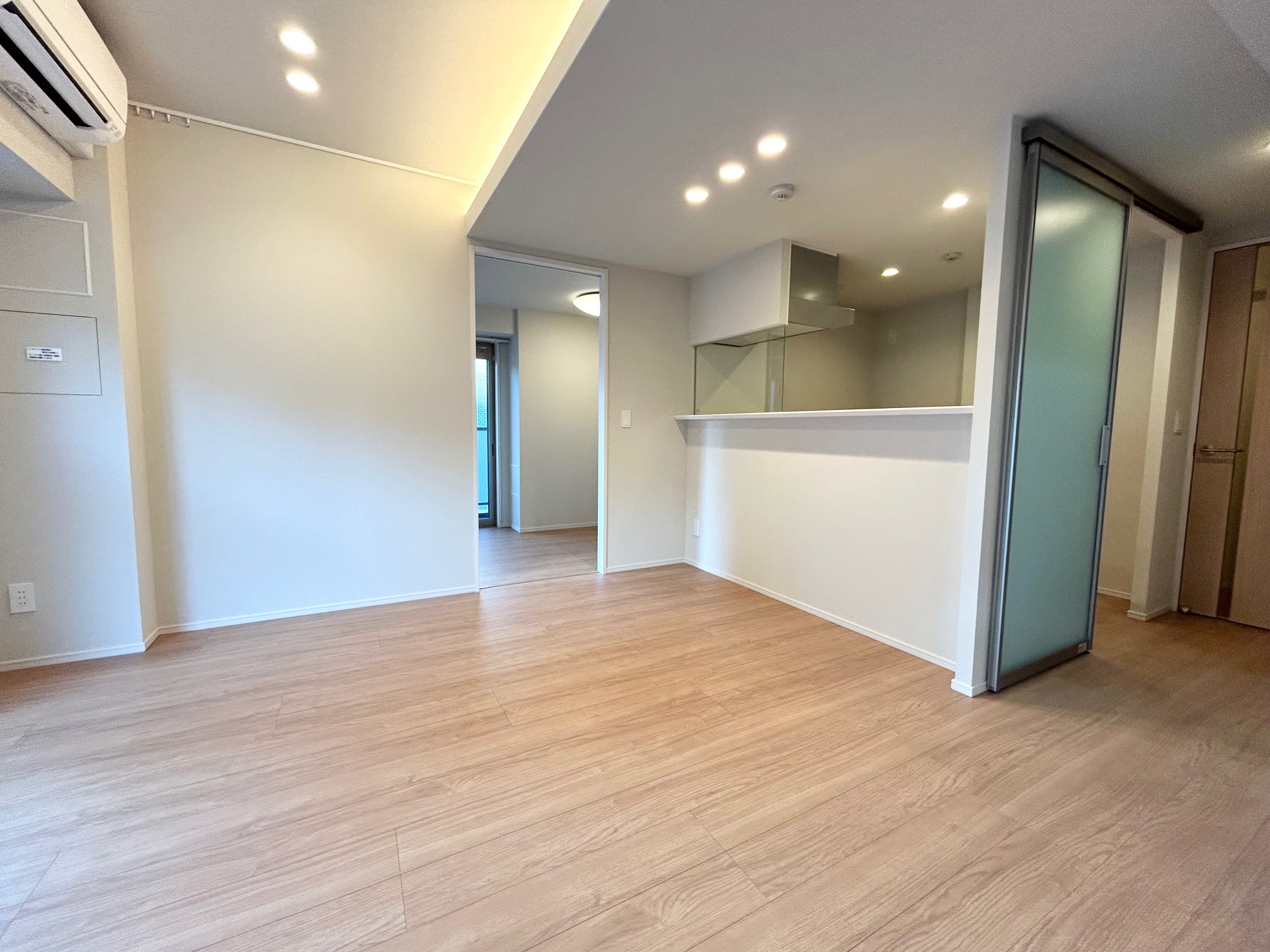 居室・リビング　明るいリビングです　エアコン付き