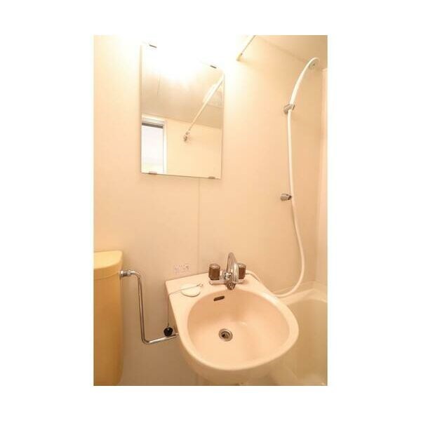 洗面設備　鏡付きの綺麗な洗面台です。
