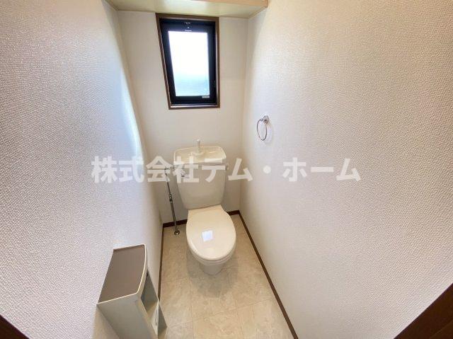 トイレ　落ち着いた色調のトイレです