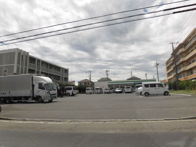 コンビニ　ファミリーマート（コンビニ）まで110m