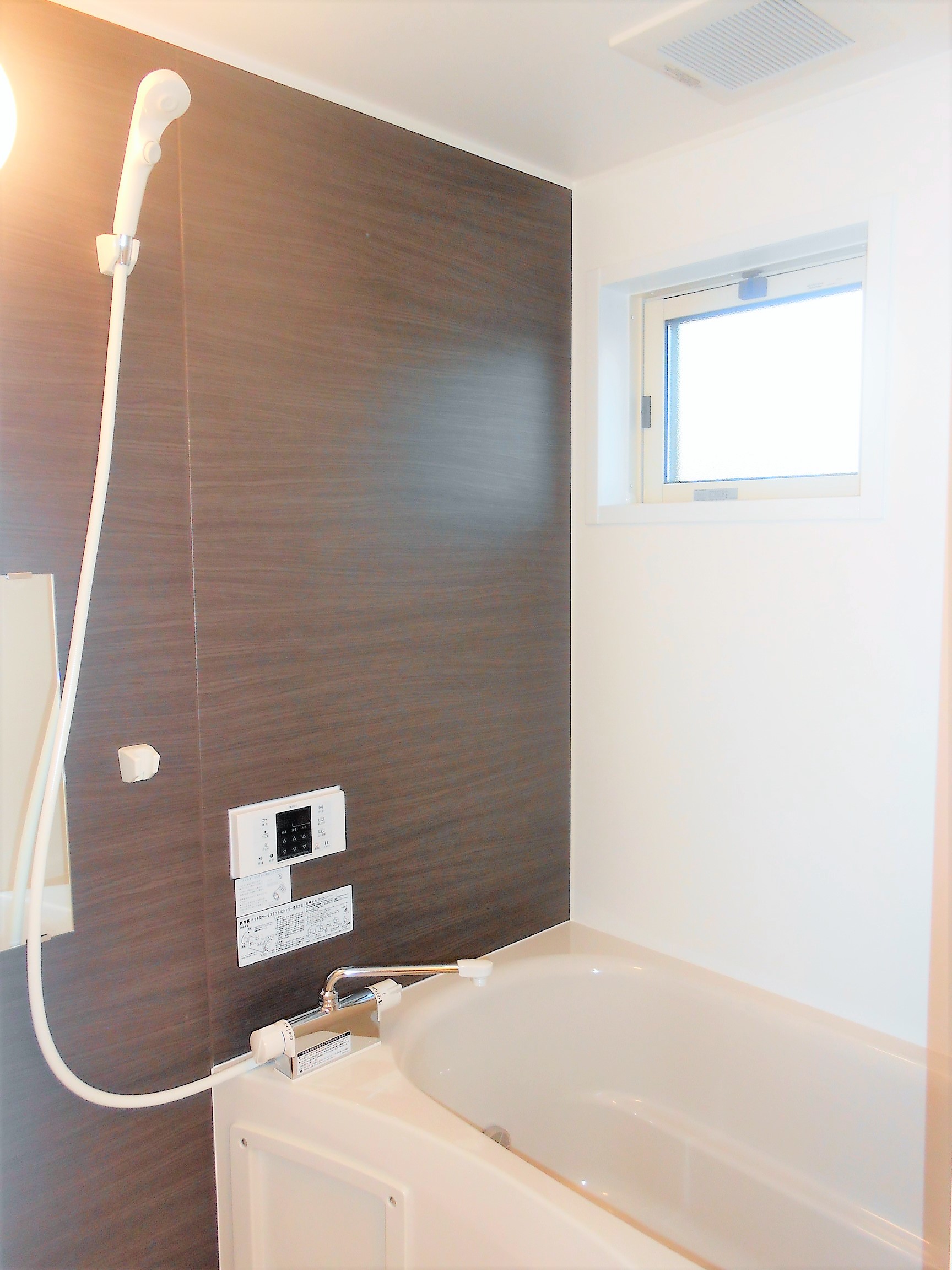 バス・シャワールーム　追い炊き機能付き。窓もあり、換気できますね！