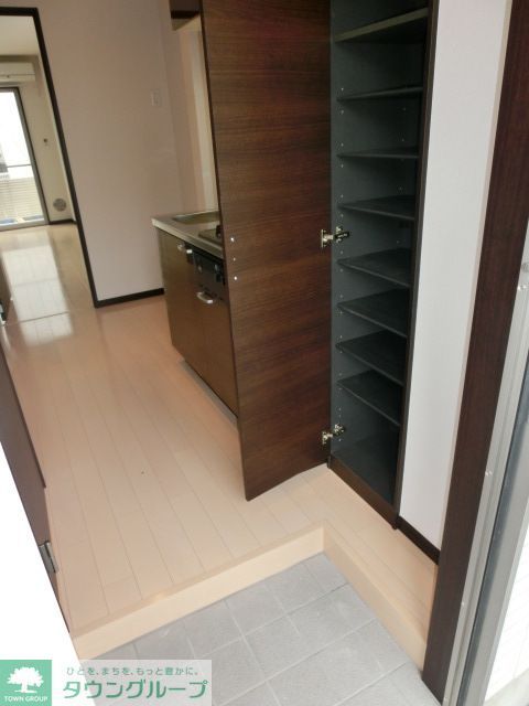 玄関　玄関下駄箱あり