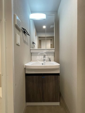 洗面設備　Louis Residence 弁天町　独立洗面台