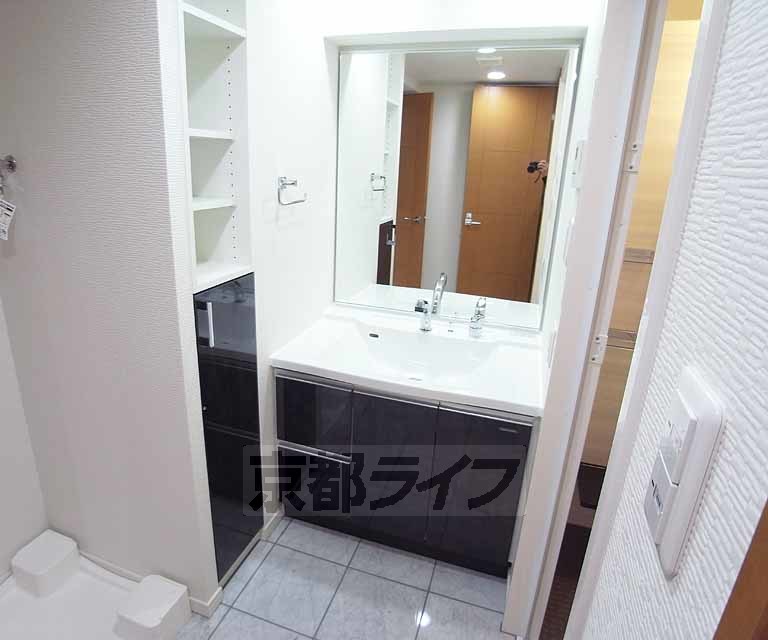 洗面設備　大きな鏡と周りの収納、シャンプードレッサーの洗面台