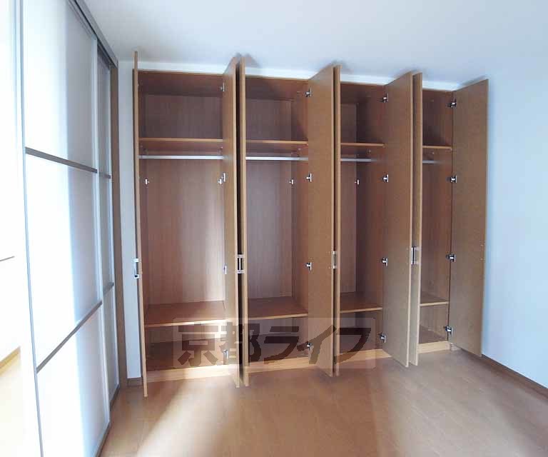 収納　区切りのあるたっぷりサイズの収納はスタイリッシュに過ご...