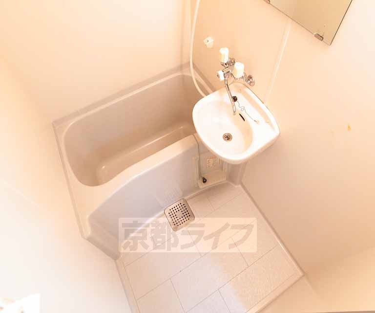 バス・シャワールーム　広いバスルームです。